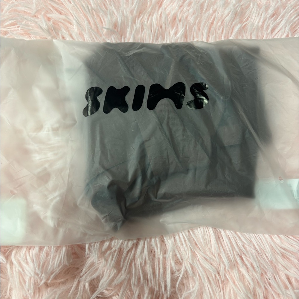 SKIMS  Unlined Plunge Thong Bodysuit NWT - Picture 9 of 10